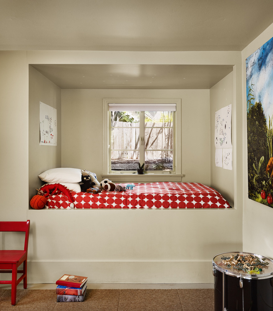 Стильный дизайн: нейтральная детская в современном стиле с спальным местом, бежевыми стенами и ковровым покрытием - последний тренд