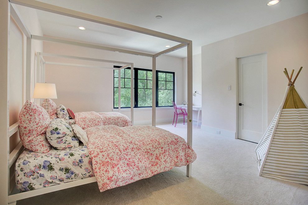 Bild på ett mellanstort vintage flickrum kombinerat med sovrum och för 4-10-åringar, med rosa väggar, heltäckningsmatta och vitt golv