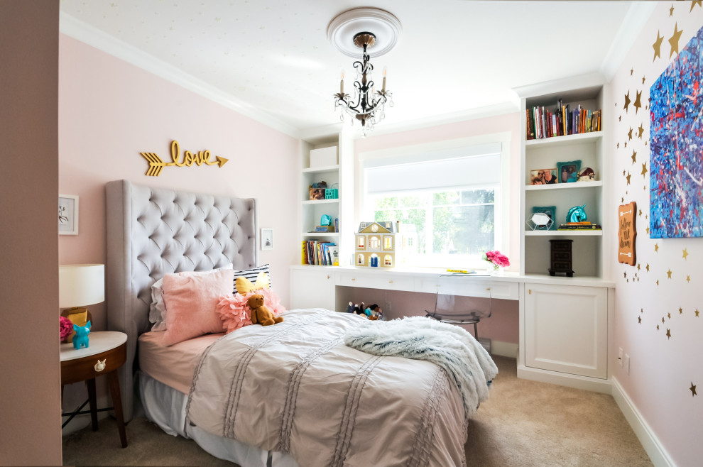 Пример оригинального дизайна: детская в стиле неоклассика (современная классика) с спальным местом, розовыми стенами, ковровым покрытием и бежевым полом для девочки