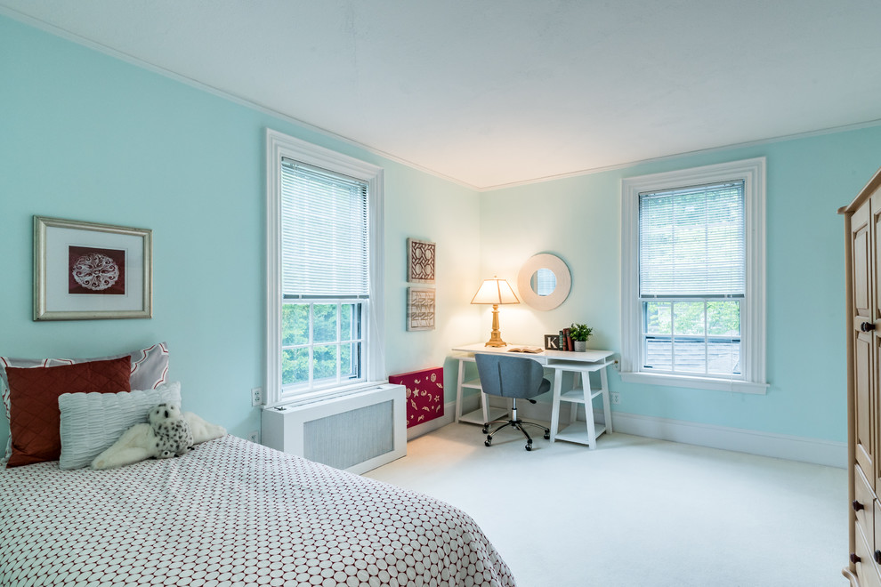 Idées déco pour une chambre d'enfant contemporaine de taille moyenne avec un mur bleu, moquette et un sol blanc.