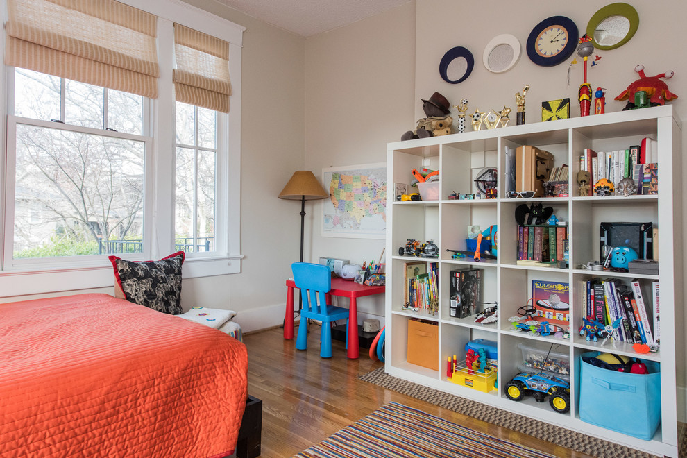 На фото: детская в классическом стиле с спальным местом, бежевыми стенами и паркетным полом среднего тона для ребенка от 4 до 10 лет, мальчика
