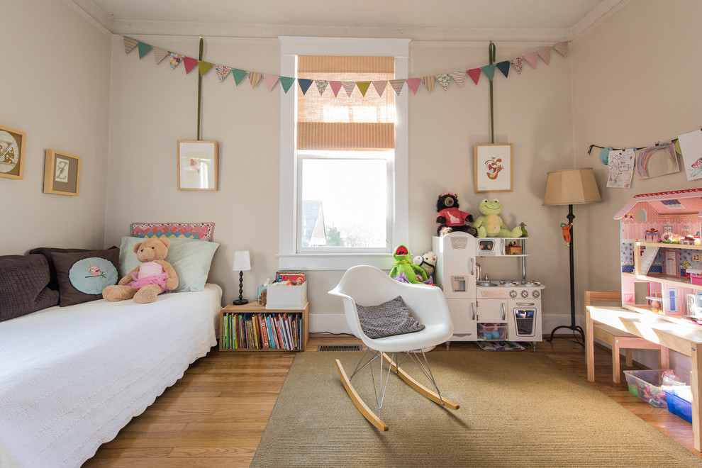 Modelo de dormitorio infantil de 4 a 10 años clásico con paredes beige y suelo de madera en tonos medios