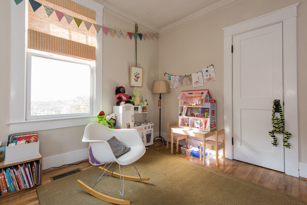 Idee per una cameretta per bambini da 4 a 10 anni chic con pareti beige e pavimento in legno massello medio