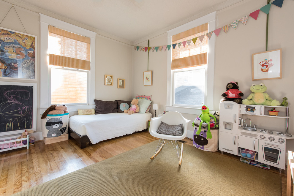 Bild på ett vintage flickrum kombinerat med sovrum och för 4-10-åringar, med beige väggar och mellanmörkt trägolv