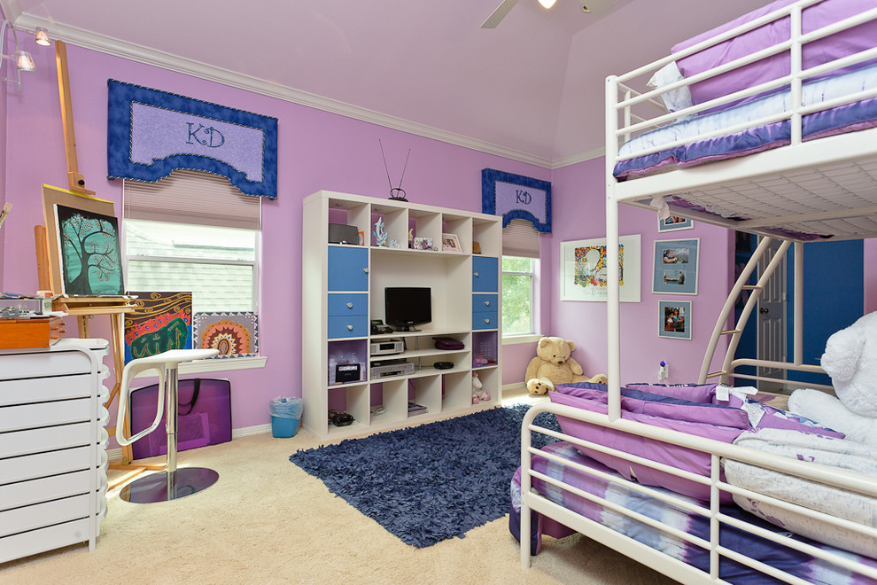 Imagen de dormitorio infantil actual con paredes púrpuras