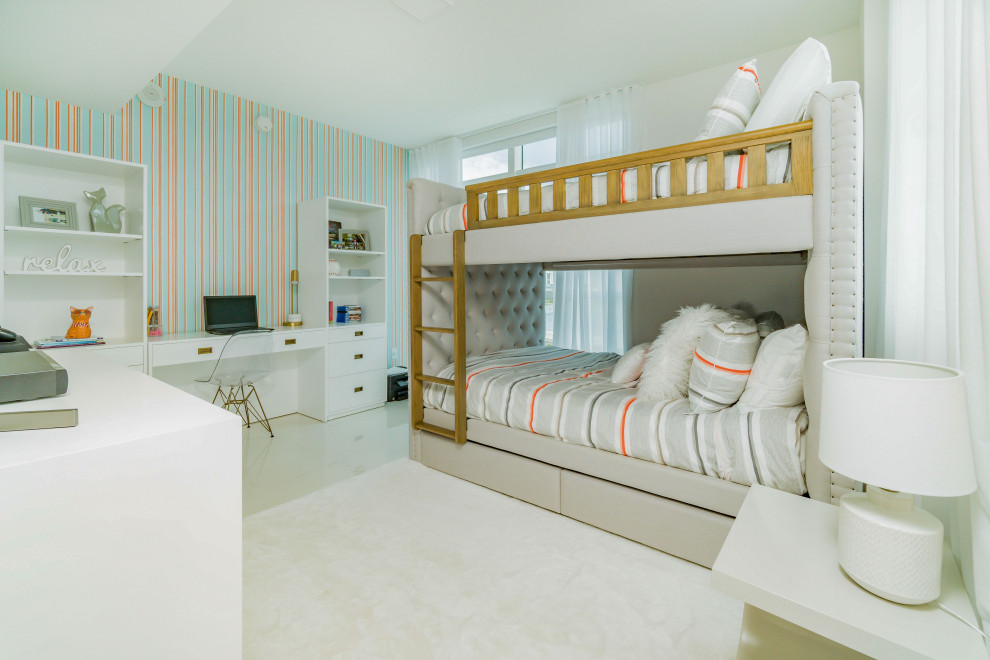 На фото: нейтральная детская в стиле неоклассика (современная классика) с спальным местом, белыми стенами, ковровым покрытием, белым полом и обоями на стенах для ребенка от 4 до 10 лет