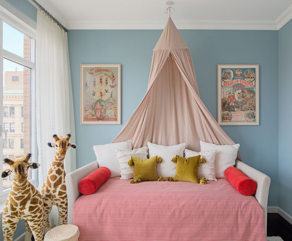 Foto på ett funkis barnrum kombinerat med sovrum och för 4-10-åringar, med blå väggar