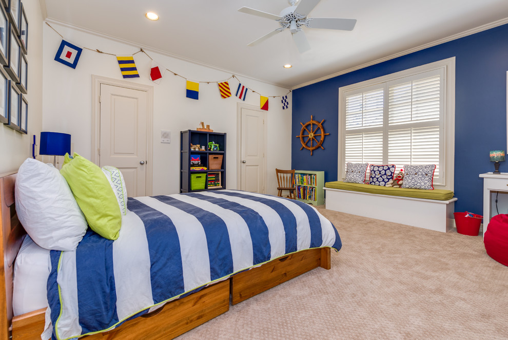Réalisation d'une chambre d'enfant de 4 à 10 ans marine avec un mur bleu, moquette et un sol beige.