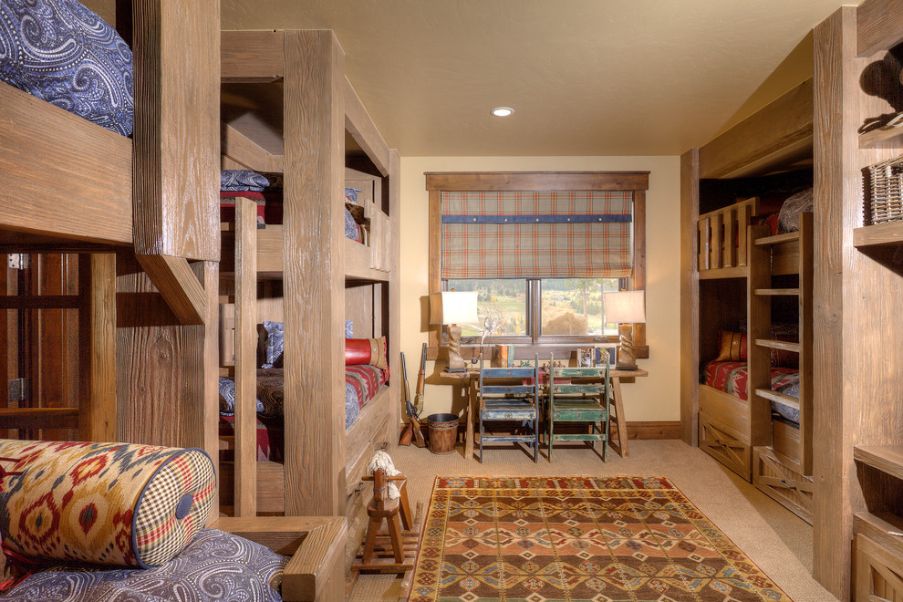 Neutrales Uriges Kinderzimmer mit Schlafplatz, beiger Wandfarbe und Teppichboden in Denver