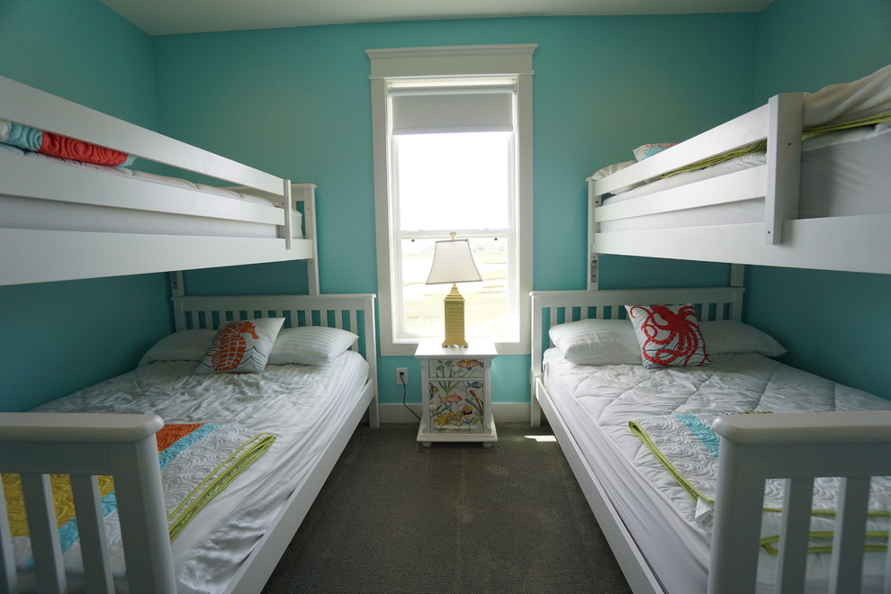На фото: нейтральная детская среднего размера в морском стиле с синими стенами, ковровым покрытием и спальным местом для ребенка от 4 до 10 лет с