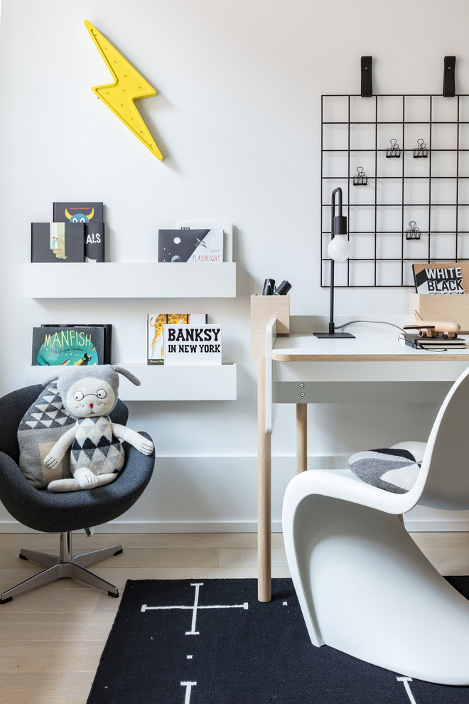 Inspiration för minimalistiska pojkrum kombinerat med skrivbord och för 4-10-åringar, med vita väggar och ljust trägolv