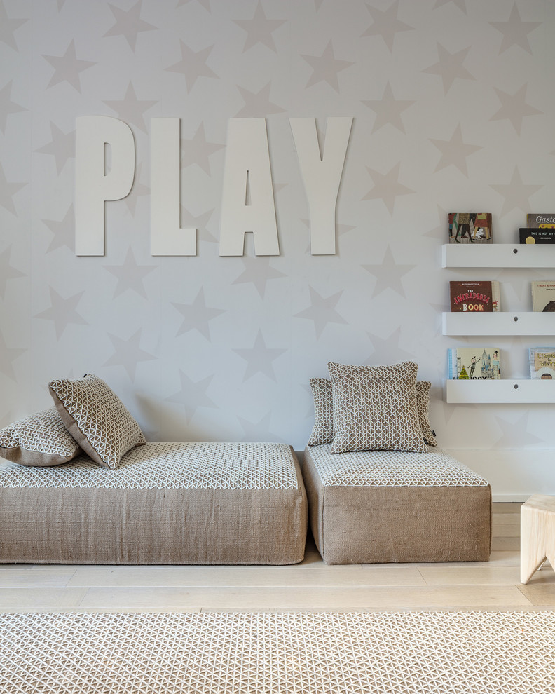 Neutrales Skandinavisches Kinderzimmer mit Spielecke, bunten Wänden und hellem Holzboden in New York
