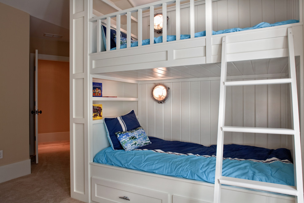 Esempio di una cameretta per bambini da 4 a 10 anni chic di medie dimensioni con pareti beige e moquette