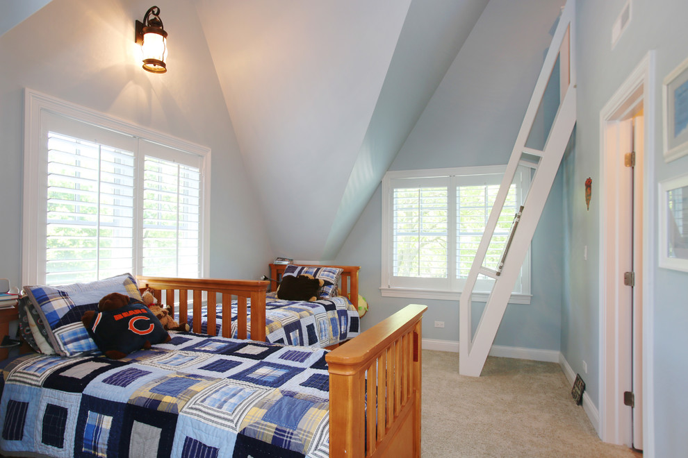 На фото: детская в классическом стиле с спальным местом, синими стенами и ковровым покрытием для ребенка от 4 до 10 лет, мальчика, двоих детей с