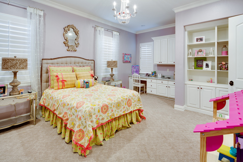 Esempio di una cameretta per bambini tradizionale con pareti viola, moquette e pavimento beige
