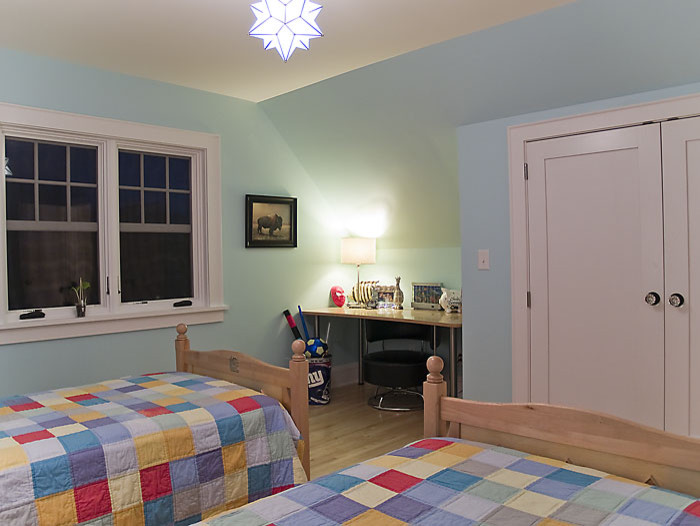 Cette photo montre une grande chambre d'enfant de 4 à 10 ans tendance avec un mur bleu, parquet clair et un sol beige.