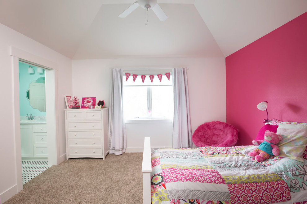 Inredning av ett klassiskt mellanstort flickrum kombinerat med sovrum och för 4-10-åringar, med rosa väggar och heltäckningsmatta