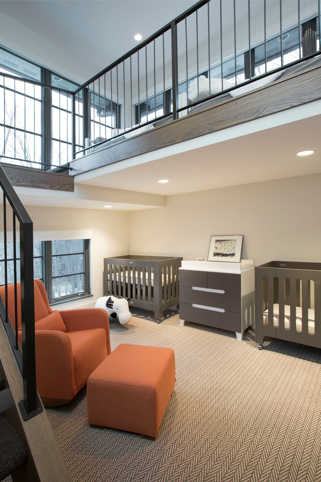 Idéer för mellanstora funkis könsneutrala barnrum kombinerat med sovrum, med grå väggar, heltäckningsmatta och flerfärgat golv
