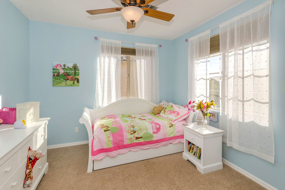 На фото: детская среднего размера в классическом стиле с спальным местом, синими стенами и ковровым покрытием для ребенка от 4 до 10 лет, девочки