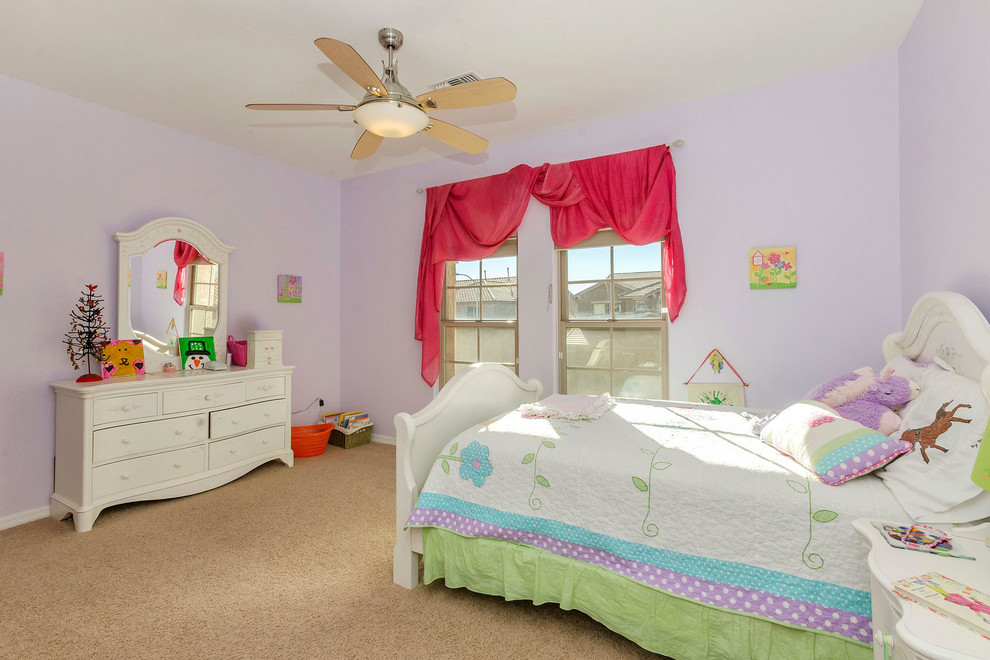 Источник вдохновения для домашнего уюта: детская среднего размера в классическом стиле с спальным местом, фиолетовыми стенами и ковровым покрытием для ребенка от 4 до 10 лет, девочки