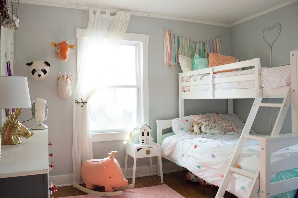 Ejemplo de dormitorio infantil tradicional renovado con paredes azules, suelo de madera en tonos medios y suelo rosa