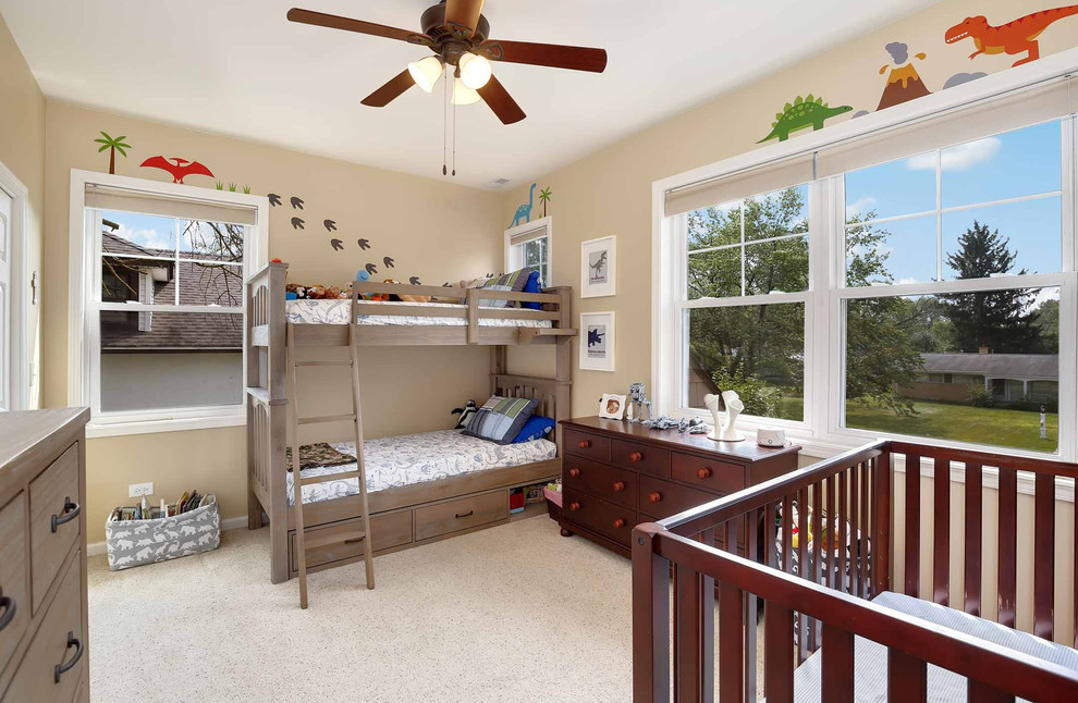 Aménagement d'une chambre d'enfant de 4 à 10 ans classique de taille moyenne avec un mur beige, moquette, un sol beige, un plafond en papier peint, du papier peint et un lit superposé.