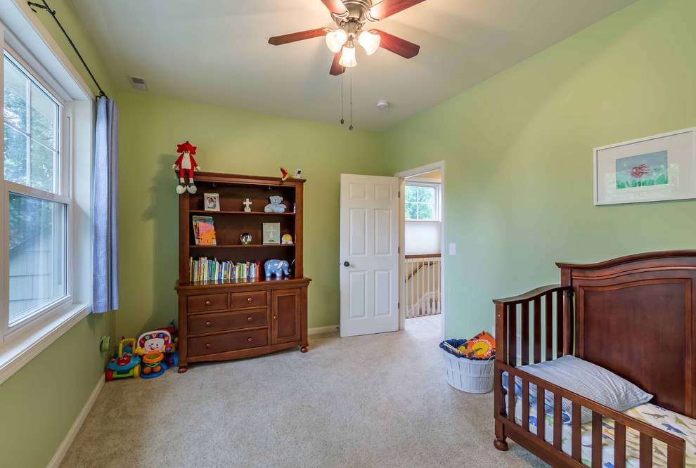 Inspiration pour une chambre d'enfant de 1 à 3 ans traditionnelle de taille moyenne avec un mur jaune, moquette, un sol beige, un plafond en papier peint et du papier peint.