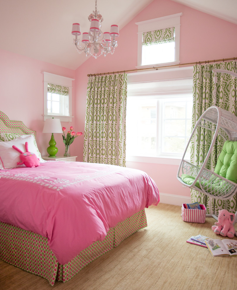 Modelo de dormitorio infantil clásico de tamaño medio con paredes rosas y moqueta