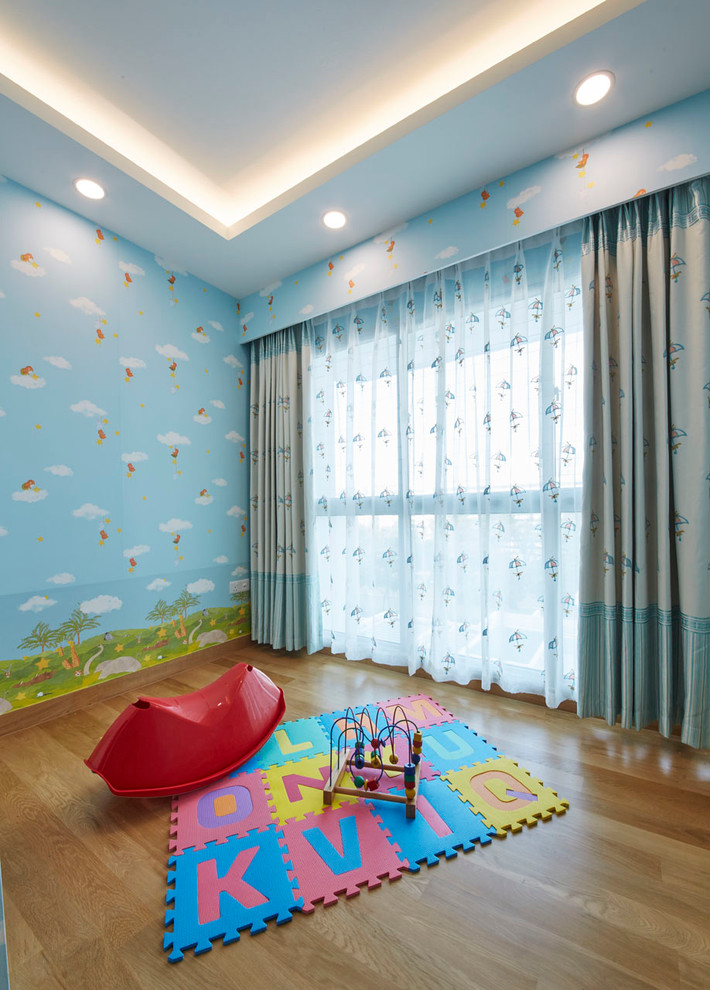 Foto di una cameretta per bambini contemporanea di medie dimensioni con pareti blu e pavimento in legno massello medio