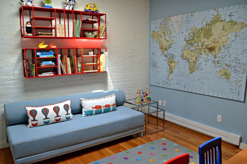 Inspiration pour une grande chambre d'enfant de 4 à 10 ans design avec un mur bleu et parquet clair.