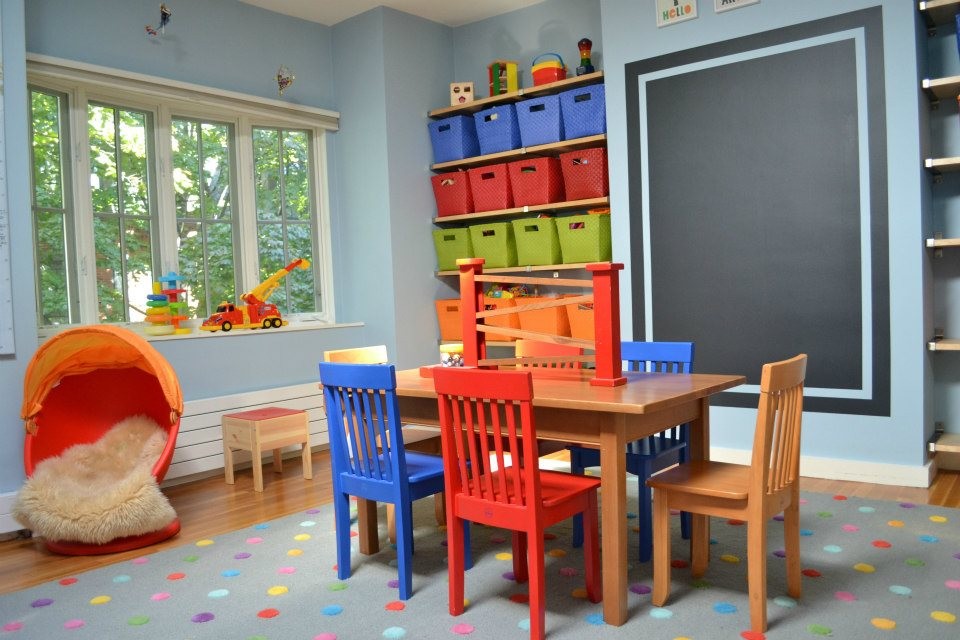 Idéer för att renovera ett stort vintage könsneutralt barnrum kombinerat med lekrum och för 4-10-åringar, med blå väggar och ljust trägolv