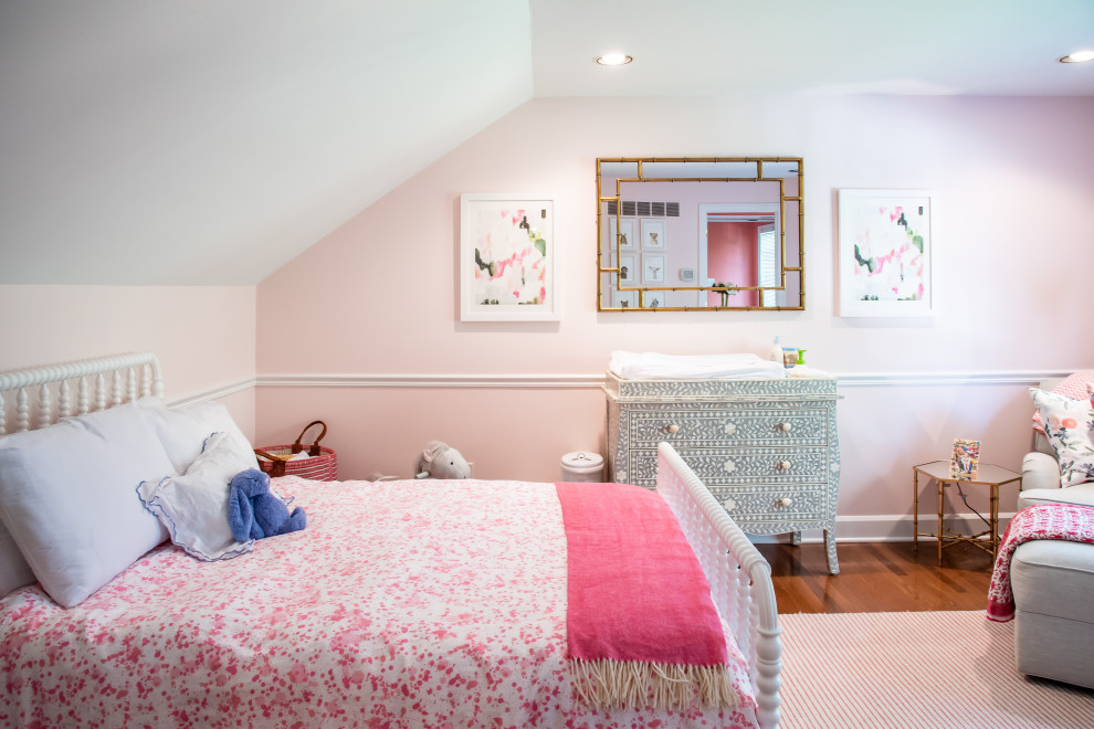 Пример оригинального дизайна: детская в классическом стиле с спальным местом, розовыми стенами, паркетным полом среднего тона и коричневым полом для девочки