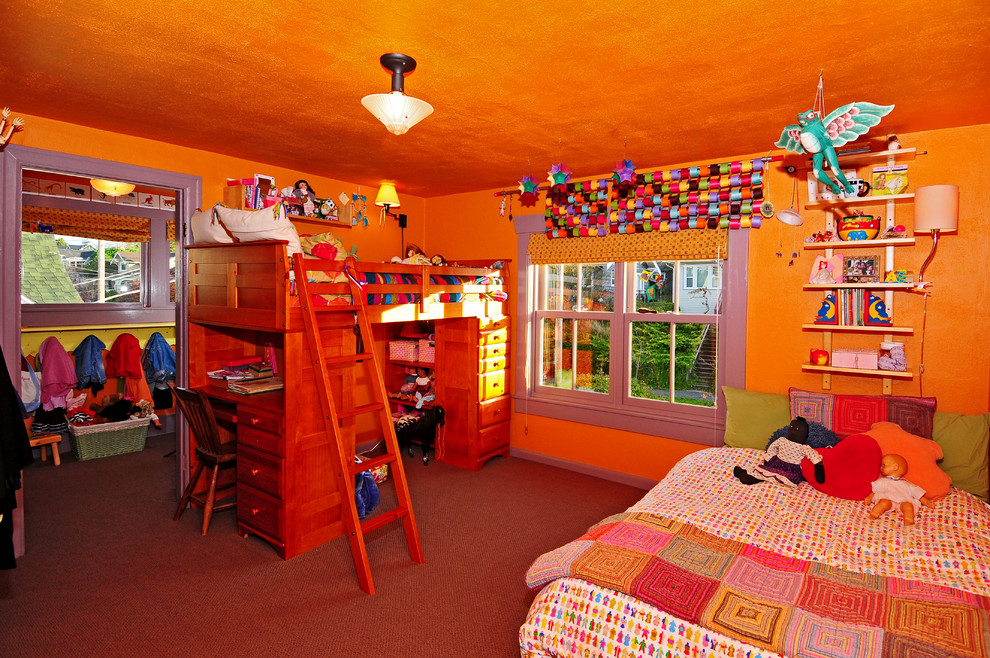 На фото: нейтральная детская среднего размера в стиле кантри с спальным местом, оранжевыми стенами и ковровым покрытием для ребенка от 4 до 10 лет с