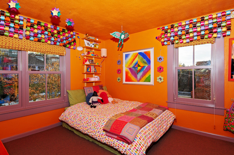 Immagine di una cameretta per bambini da 4 a 10 anni american style di medie dimensioni con pareti arancioni e moquette