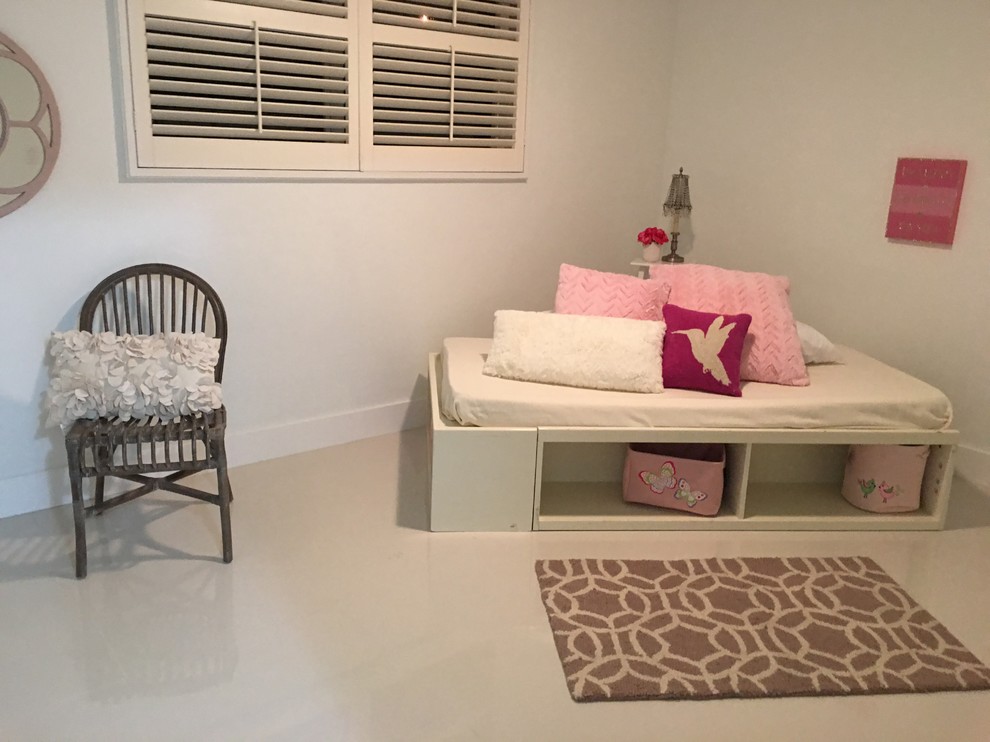 マイアミにあるお手頃価格の中くらいなコンテンポラリースタイルのおしゃれな子供部屋 (白い壁、磁器タイルの床、児童向け) の写真