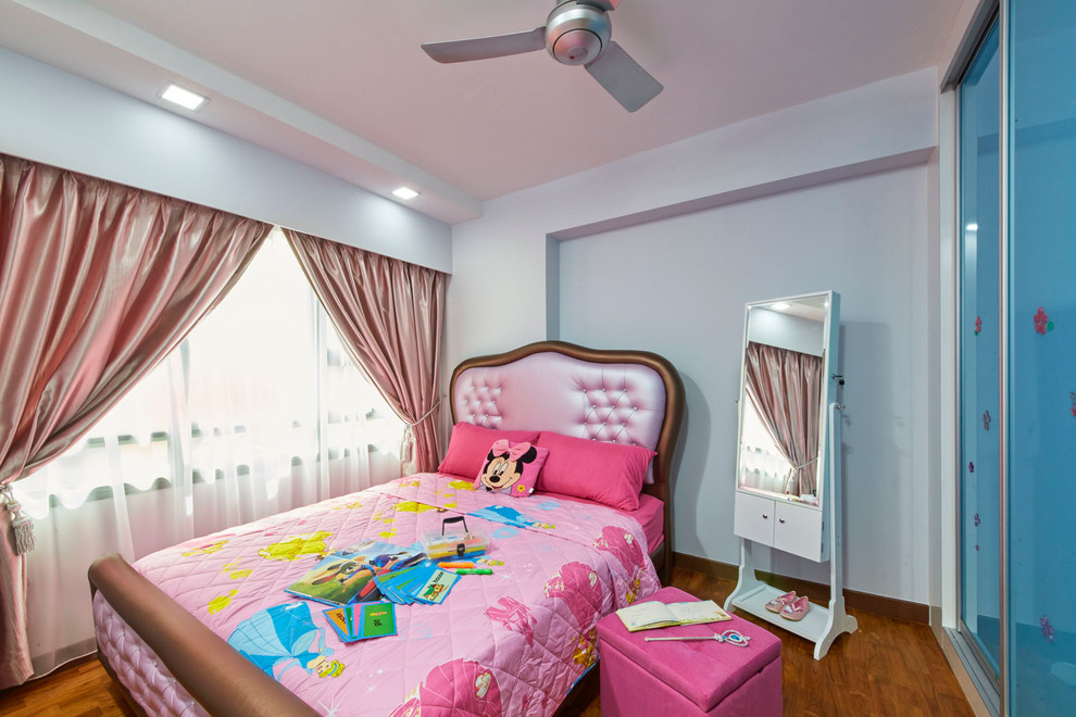 Idee per una cameretta per bambini moderna di medie dimensioni con pareti blu e pavimento in legno massello medio