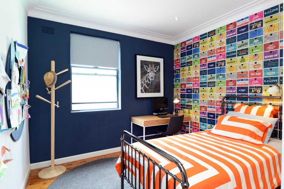 Diseño de dormitorio infantil clásico renovado de tamaño medio con paredes multicolor, suelo de madera en tonos medios y suelo marrón