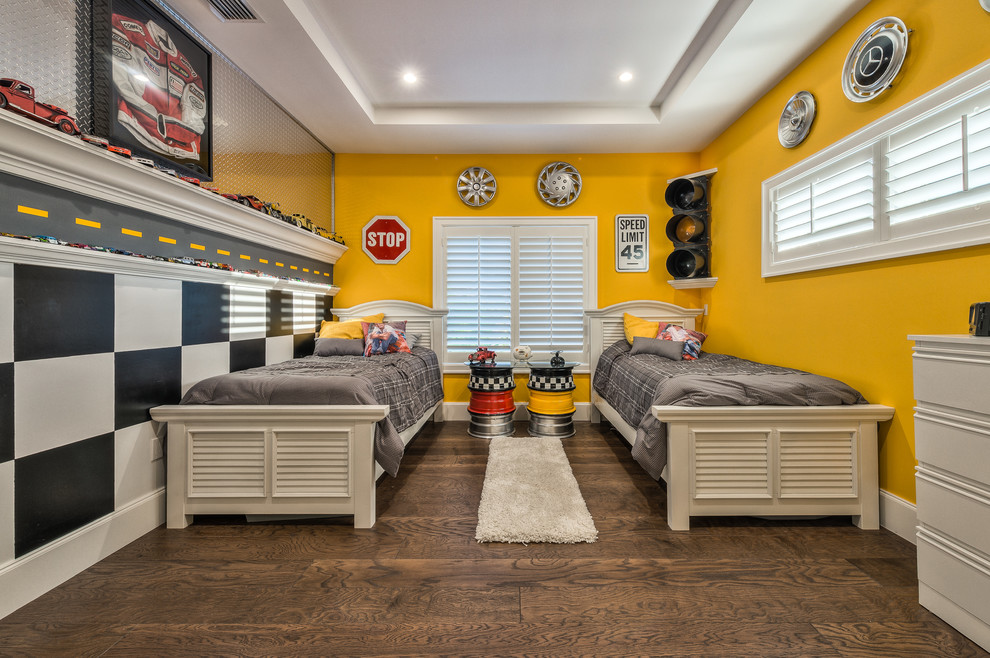 Bild på ett mellanstort eklektiskt pojkrum kombinerat med sovrum och för 4-10-åringar, med gula väggar, brunt golv och mörkt trägolv