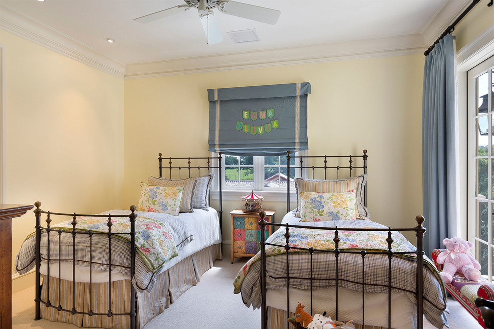 Diseño de dormitorio infantil de 4 a 10 años mediterráneo de tamaño medio con paredes amarillas, moqueta y suelo blanco