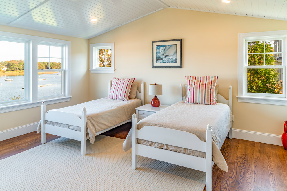 Источник вдохновения для домашнего уюта: нейтральная детская в морском стиле с спальным местом, желтыми стенами, паркетным полом среднего тона и коричневым полом