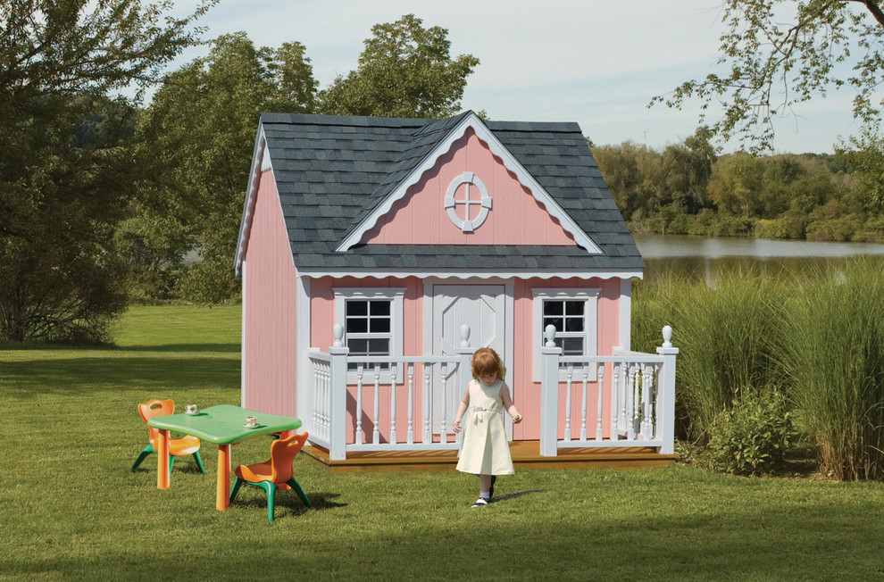 クリーブランドにある小さなヴィクトリアン調のおしゃれな子供部屋 (ピンクの壁、合板フローリング、児童向け、茶色い床) の写真