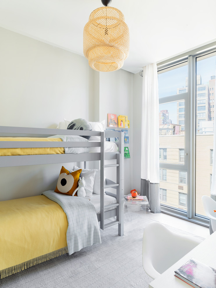 На фото: нейтральная детская: освещение в современном стиле с спальным местом и серыми стенами