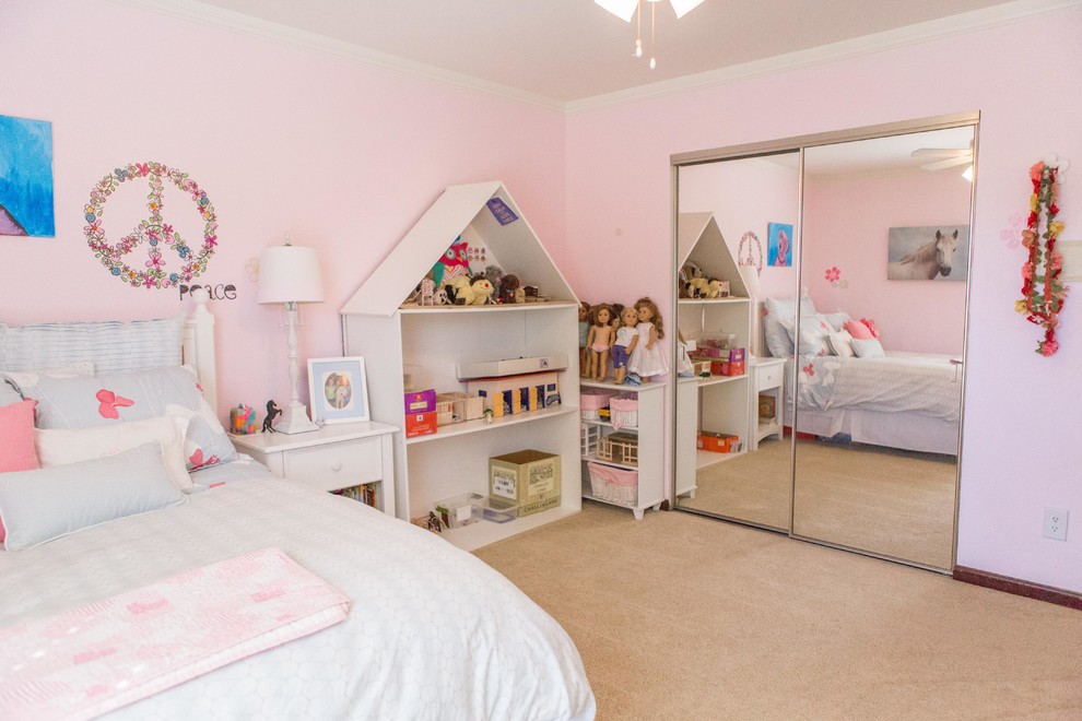 Réalisation d'une chambre d'enfant de 4 à 10 ans tradition de taille moyenne avec un mur rose et moquette.