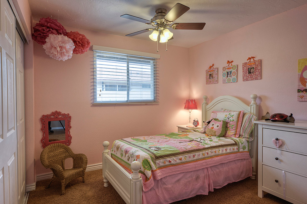 Design ideas for a traditional kids' bedroom in Phoenix.
