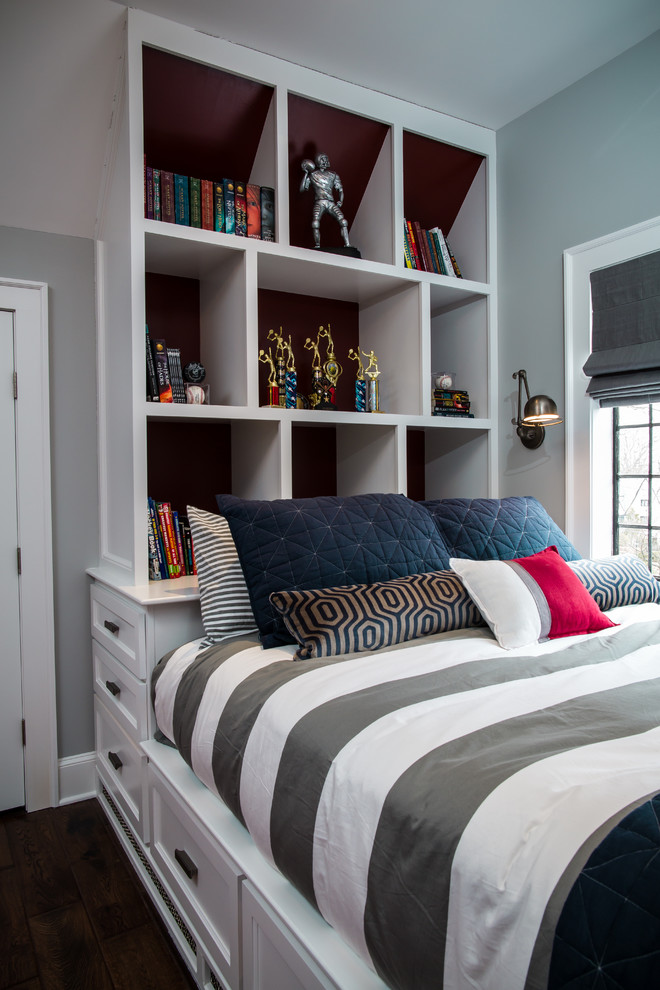 Kleines Klassisches Jungszimmer mit Schlafplatz, grauer Wandfarbe und braunem Holzboden in New York
