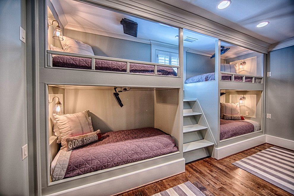Cette photo montre une chambre de fille chic avec un mur gris et un lit superposé.