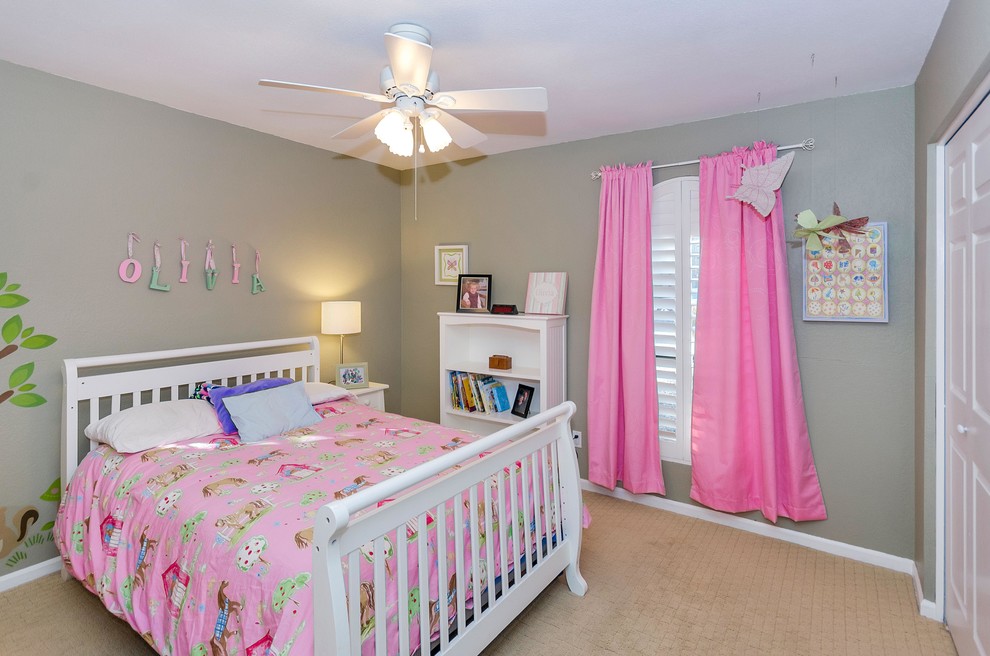 Mittelgroßes Mediterranes Mädchenzimmer mit Schlafplatz, grauer Wandfarbe und Teppichboden in Phoenix