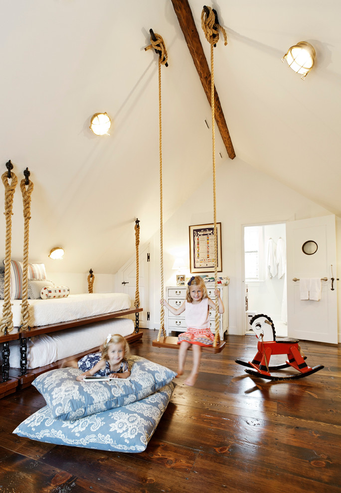Foto de dormitorio infantil costero con paredes blancas y suelo de madera oscura
