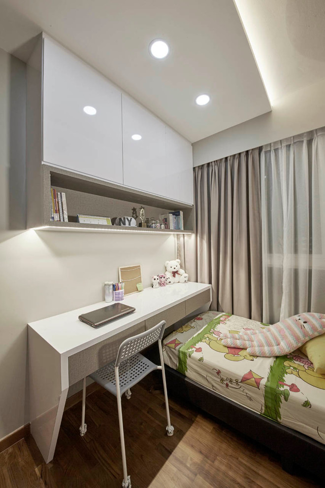 Foto de dormitorio infantil actual de tamaño medio con paredes beige y suelo de madera oscura