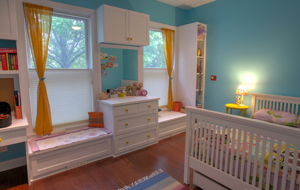 Inspiration för mellanstora klassiska barnrum kombinerat med sovrum, med blå väggar, mörkt trägolv och brunt golv